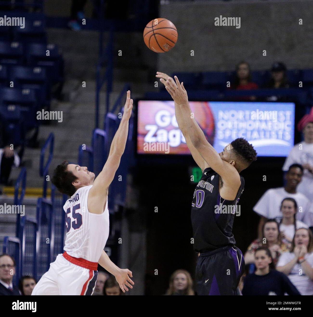 Washington guard Markelle Fultz, right, shoots while defended by ...