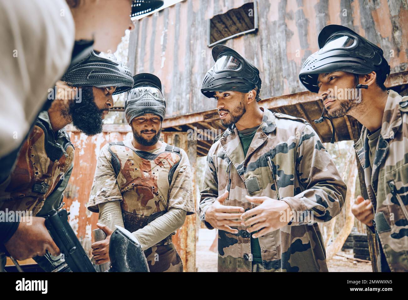 Paintball, équipe ou hommes pour le jeu de sport tout en planifiant et parlant de stratégie ou de plan d'action. Diversité les gens sont des militaires, des soldats ou des armées Banque D'Images