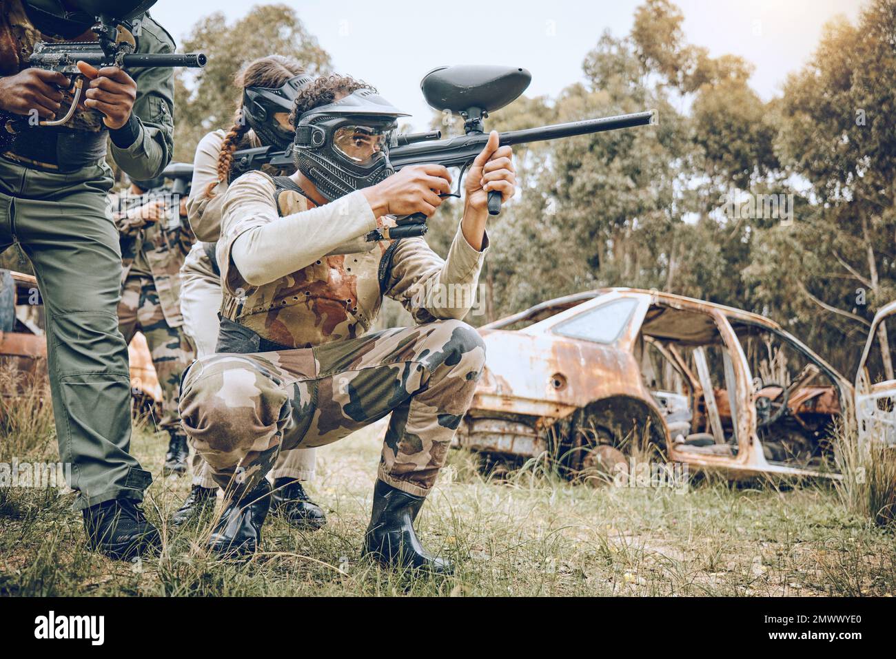 Travail d'équipe, jeux et paintball avec homme dans le jeu pour