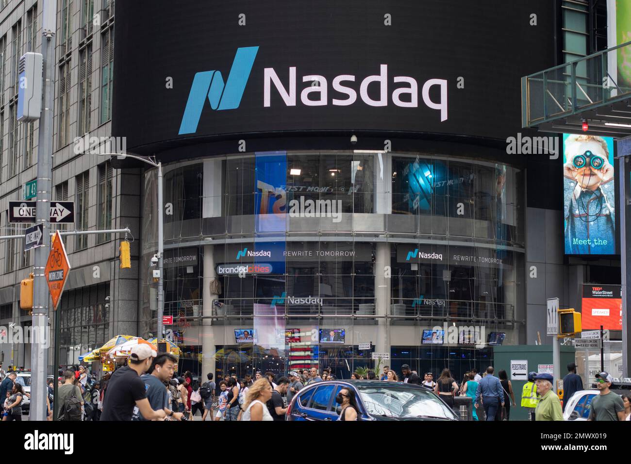 Vue de face du Nasdaq MarketSite, qui occupe le coin nord-ouest au pied du bâtiment 4 Times Square à Midtown Manhattan, New York ... Banque D'Images