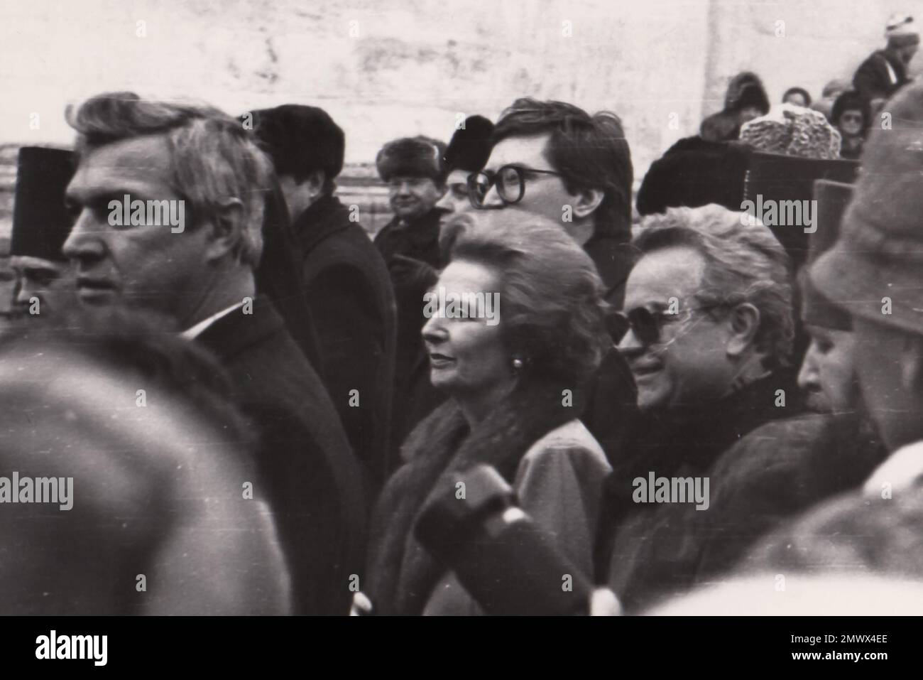 Zagorsk, URSS - 29 mars 1987 : Premier ministre britannique Margaret Thatcher avec les peuples soviétiques lors d'une visite à St. Monastère de Sergius à Zagorsk (aujourd'hui Sergiev Posad), près de Moscou Banque D'Images