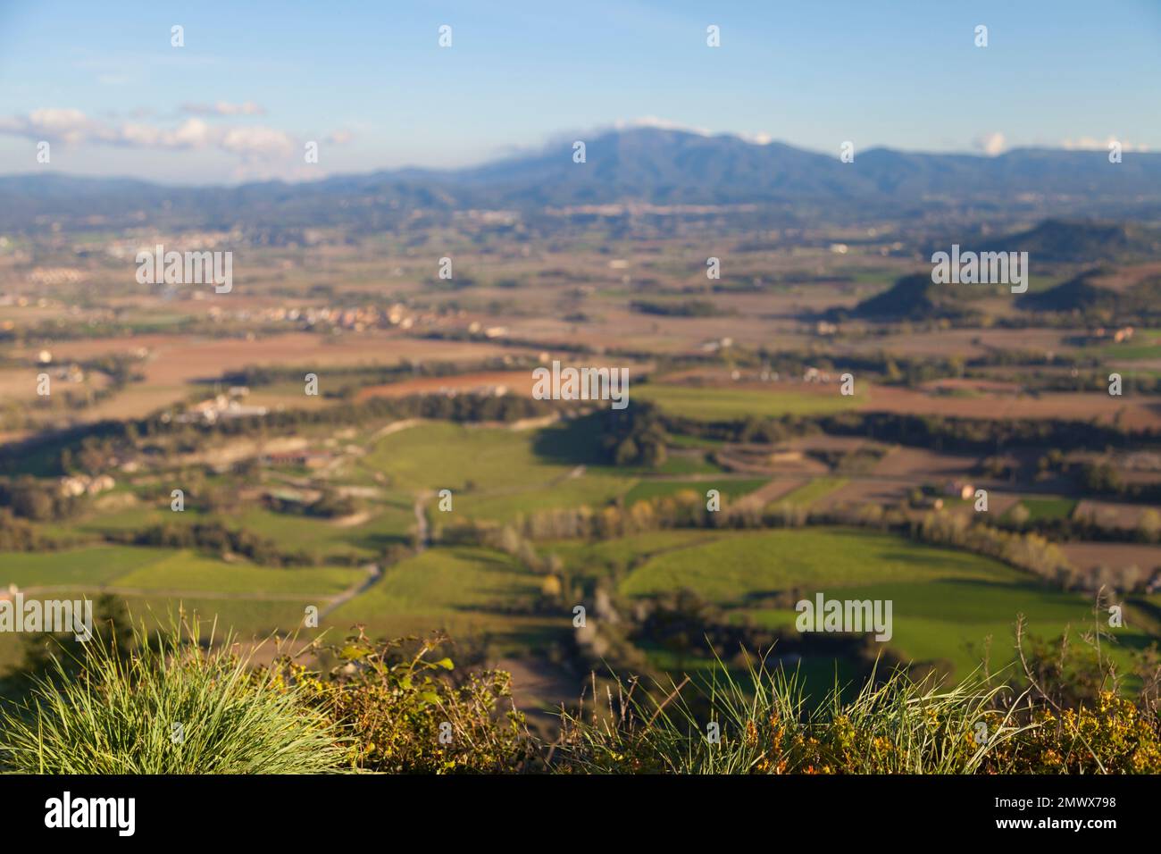 Plana de Vic (vue de Sant Sebastià) avec El Montseny en arrière-plan. Santa Eulalia de Riubmer, Osona, Barcelone, Catalogne, Espagne, Europe Banque D'Images