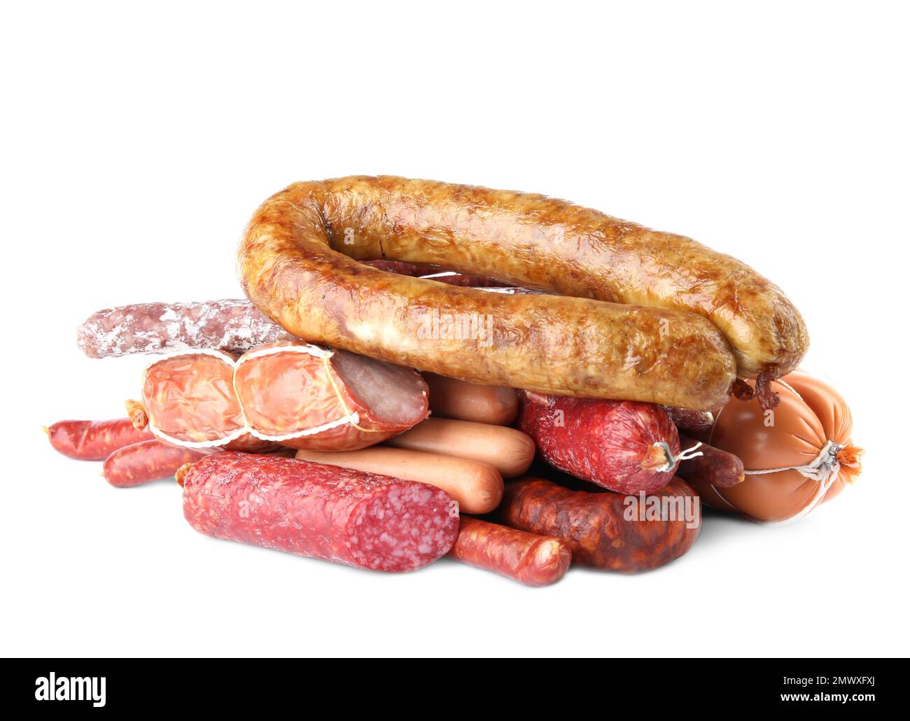 Différentes saucisses savoureuses sur fond blanc. Produit de viande Banque D'Images