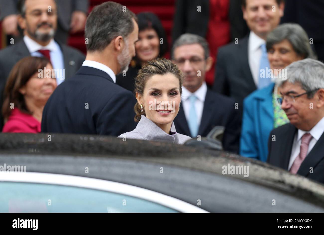 Spain's Queen Letizia smiles as she leaves with King Felipe, center left, after a visit to the Portuguese parliament in Lisbon Wednesday, Nov. 30 2016. The Spanish royals arrived Wednesday on a three-day state visit to Portugal. (AP Photo/Armando Franca) Banque D'Images
