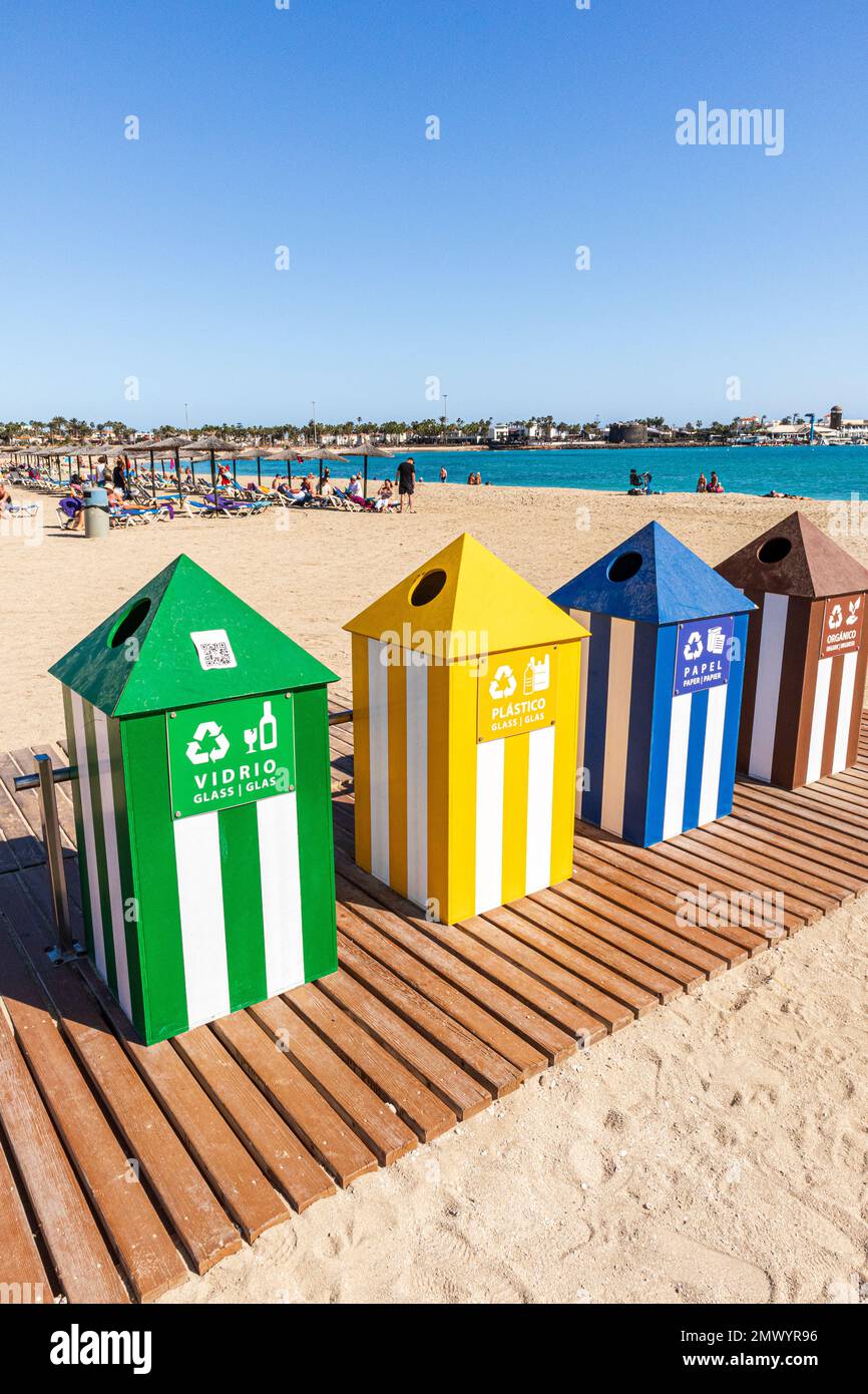 Bacs de recyclage assortis sur la plage de Caleta de Fuste sur la côte est de l'île des Canaries de Fuerteventura, Espagne Banque D'Images