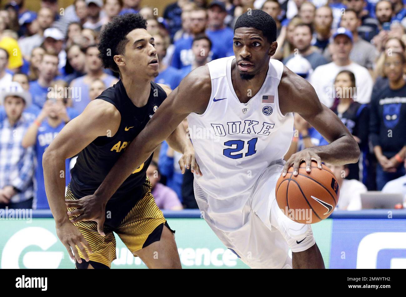 Duke's Amile Jefferson (21) drives to the basket against Appalachian State's Patrick Good during the first half of an NCAA college basketball game in Durham, N.C., Saturday, Nov. 26, 2016. (AP Photo/Gerry Broome) Banque D'Images