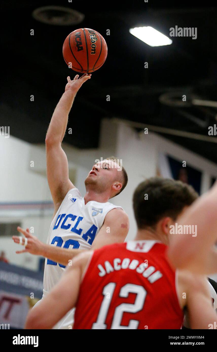 UCLA's Bryce Alford (20) shoots during the first half of an NCAA college basketball game against the Nebraska Cornhuskers at the Wooden Legacy tournament Friday, Nov. 25, 2016, in Fullerton, Calif. (AP Photo/Christine Cotter) Banque D'Images