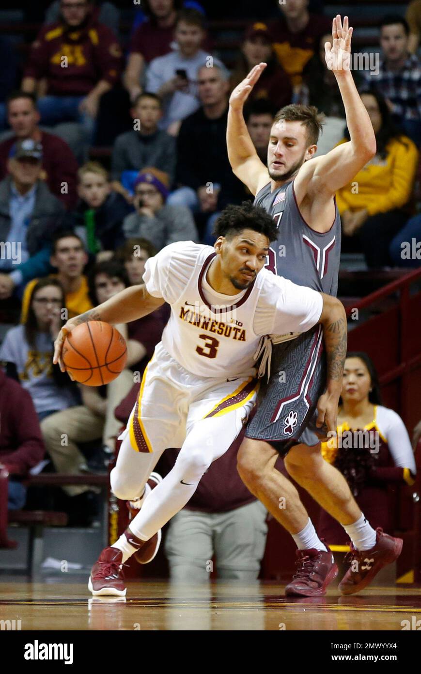 Minnesota's Jordan Murphy, left, drives around Southern Illinois' Sean O'Brien during the first half of an NCAA college basketball game Friday, Nov. 25, 2016, in Minneapolis. (AP Photo/Jim Mone) Banque D'Images