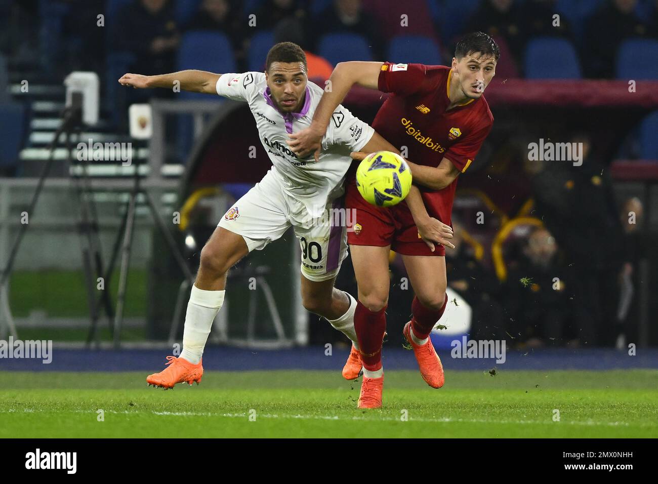 Cyriel dessert des États-Unis Cremonese et Marash Kumbulla de A.S. Roma pendant le quart de finale de Coppa Italia entre A.S. Roma contre États-Unis Crémone le février Banque D'Images