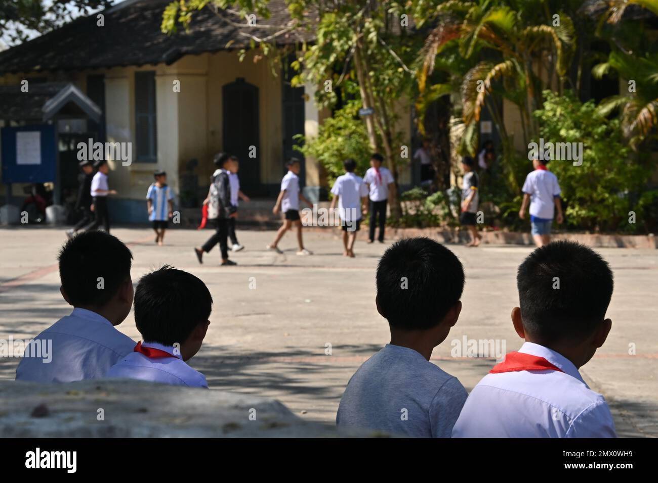 Élèves jouant dans la cour d'une école publique à Luang Prabang, au Laos Banque D'Images