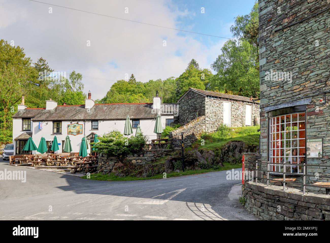 Great Langdale, Lake District, Cumbria, Angleterre, Royaume-Uni - Elterwater village centre incluant le Britannia Inn, magasin de village construit en pierre et boîte postale Banque D'Images