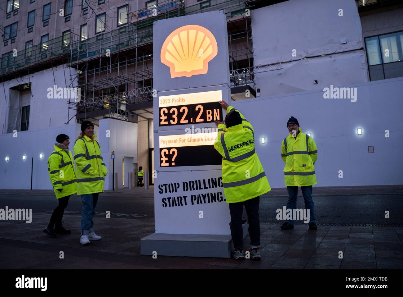 Londres, Royaume-Uni, 2nd février 2023. Les militants de Greenpeace protestent devant le siège social de Shell, le jour où Shell a affiché ses bénéfices annuels. Greenpeace appelle Shell à assumer la responsabilité de son rôle historique dans la crise climatique et à payer pour la dévastation qu'elle cause dans le monde entier. Photo: David Mirzoeff/Alamy Live News Banque D'Images