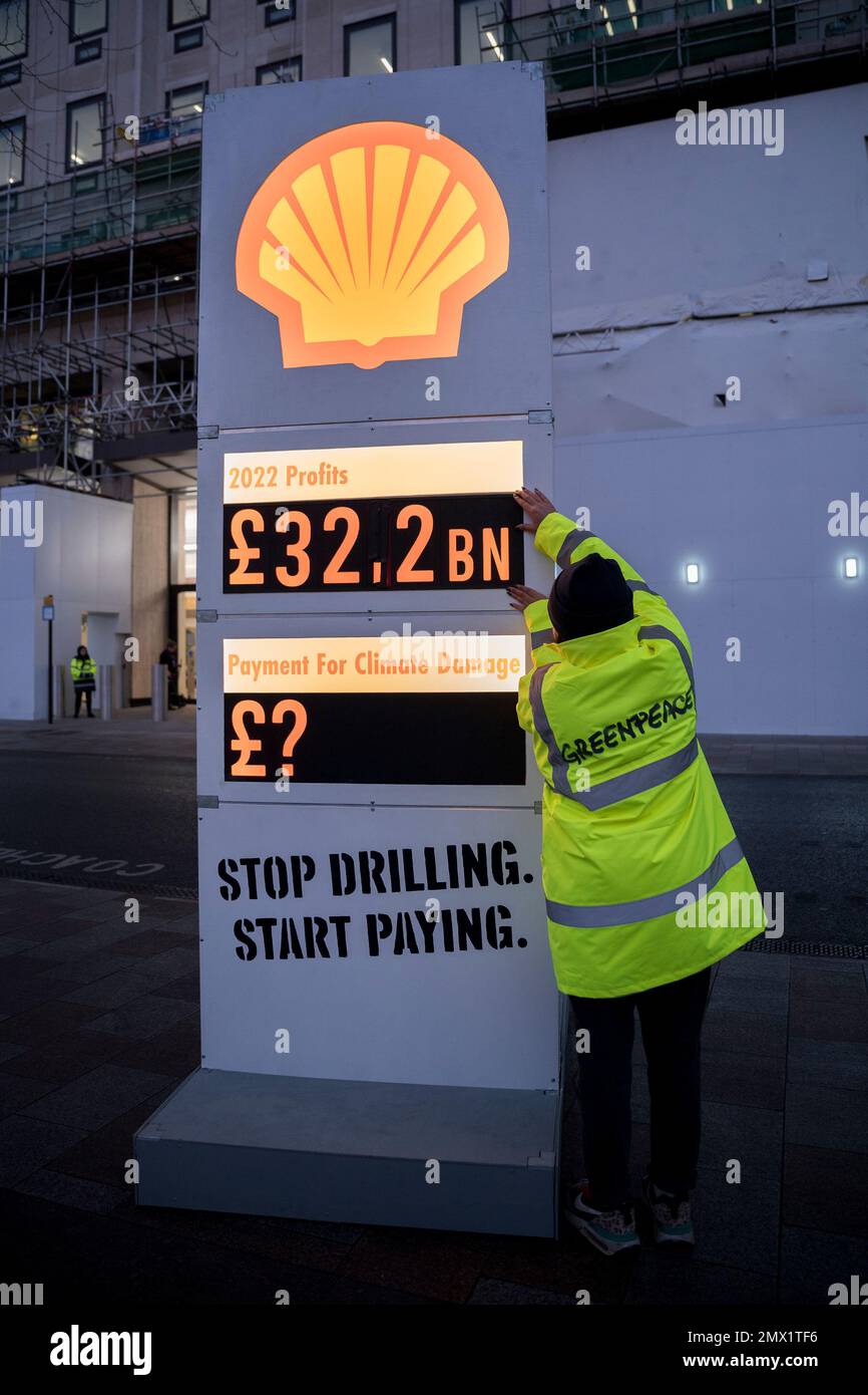 Londres, Royaume-Uni, 2nd février 2023. Les militants de Greenpeace protestent devant le siège social de Shell, le jour où Shell a affiché ses bénéfices annuels. Greenpeace appelle Shell à assumer la responsabilité de son rôle historique dans la crise climatique et à payer pour la dévastation qu'elle cause dans le monde entier. Photo: David Mirzoeff/Alamy Live News Banque D'Images