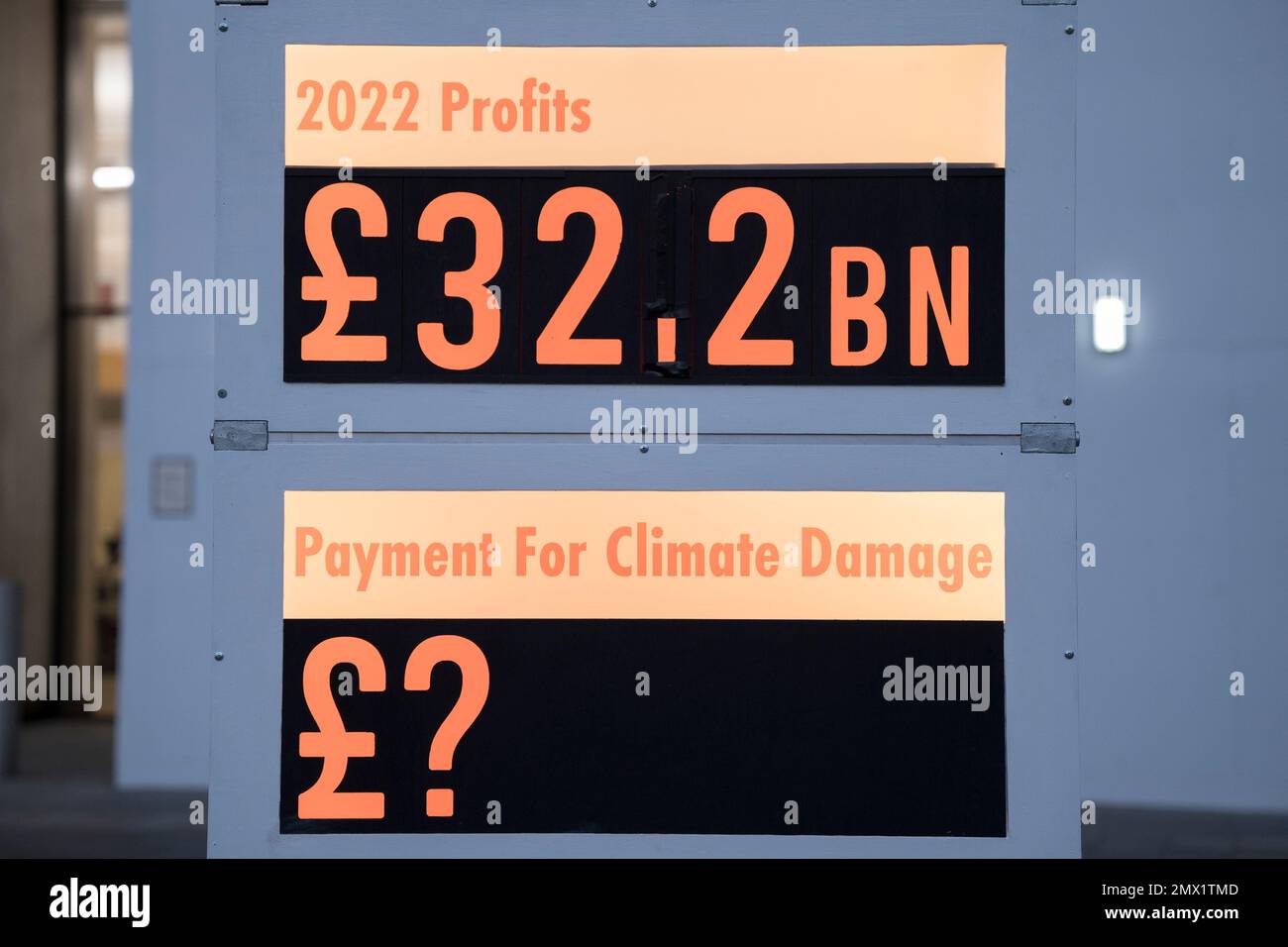 Londres, Royaume-Uni, 2nd février 2023. Les militants de Greenpeace protestent devant le siège social de Shell, le jour où Shell a affiché ses bénéfices annuels. Greenpeace appelle Shell à assumer la responsabilité de son rôle historique dans la crise climatique et à payer pour la dévastation qu'elle cause dans le monde entier. Photo: David Mirzoeff/Alamy Live News Banque D'Images
