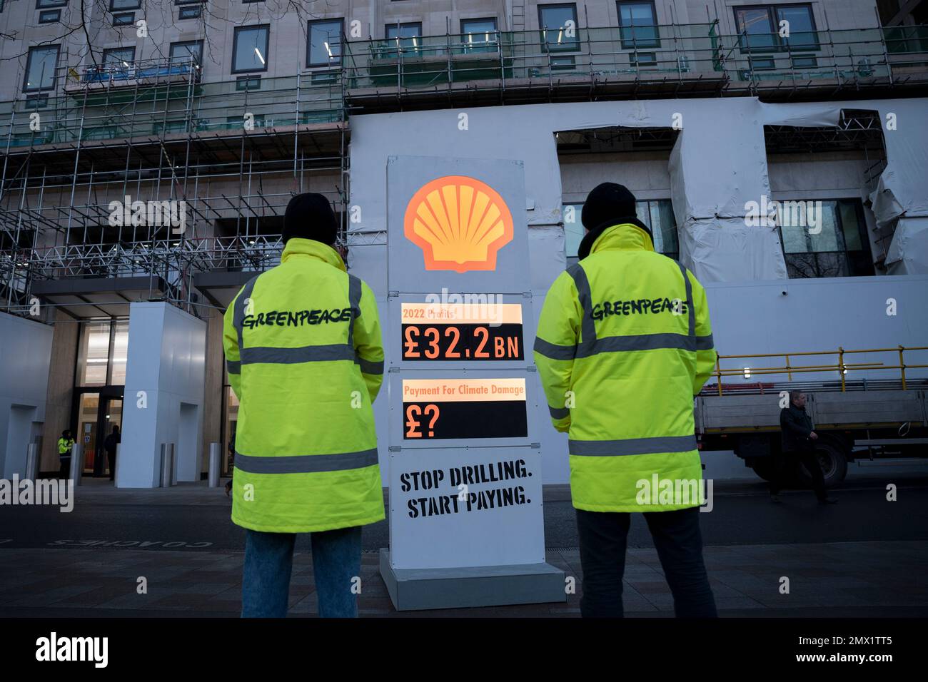 Londres, Royaume-Uni, 2nd février 2023. Les militants de Greenpeace protestent devant le siège social de Shell, le jour où Shell a affiché ses bénéfices annuels. Greenpeace appelle Shell à assumer la responsabilité de son rôle historique dans la crise climatique et à payer pour la dévastation qu'elle cause dans le monde entier. Photo: David Mirzoeff/Alamy Live News Banque D'Images