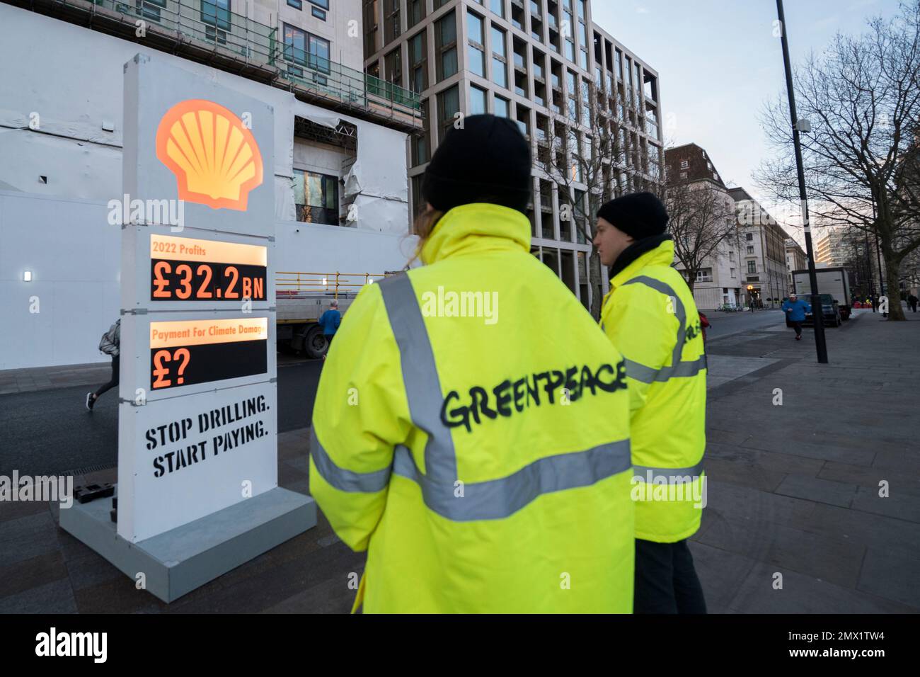 Londres, Royaume-Uni, 2nd février 2023. Les militants de Greenpeace protestent devant le siège social de Shell, le jour où Shell a affiché ses bénéfices annuels. Greenpeace appelle Shell à assumer la responsabilité de son rôle historique dans la crise climatique et à payer pour la dévastation qu'elle cause dans le monde entier. Photo: David Mirzoeff/Alamy Live News Banque D'Images