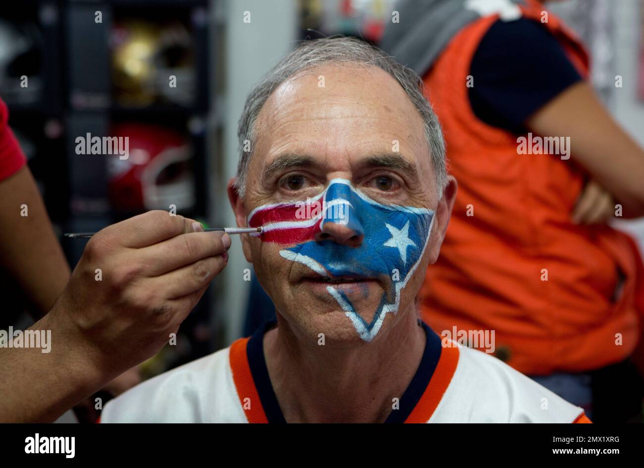 In this Nov. 6, 2016 photo, a New England Patriots football fan gets his face painted during the third annual American Football Expo in Mexico City. American football, introduced in the country in 1896 by Mexican students coming back home from U.S. colleges, may have slipped out of the front pages of the sports sections, but the passion did not fade. (AP Photo/Eduardo Verdugo) Banque D'Images