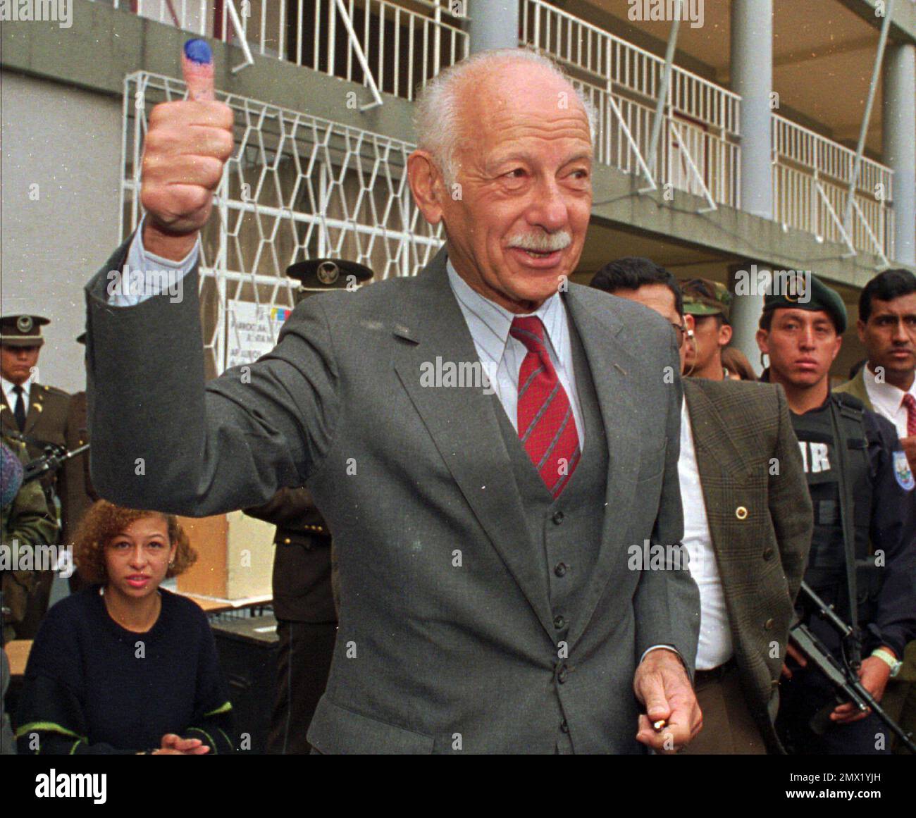 FILE In this May 19, 1996 file photo, Ecuadorean President Sixto Duran-Ballen shows his finger stained with ink after voting in Quito, Ecuador. The former president died Tuesday, Nov. 15, 2016, in his home in Quito while resting. He was 95. (AP Photo/Marcelo Salinas, File) Banque D'Images