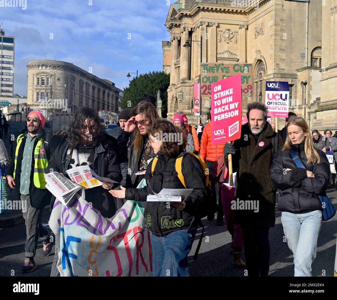 Grève des enseignants de Bristol : manifestation TUC en centre-ville. 1 février 2023 des marcheurs près de l'université de Bristol et de Queens Road, Bristol, Royaume-Uni Banque D'Images