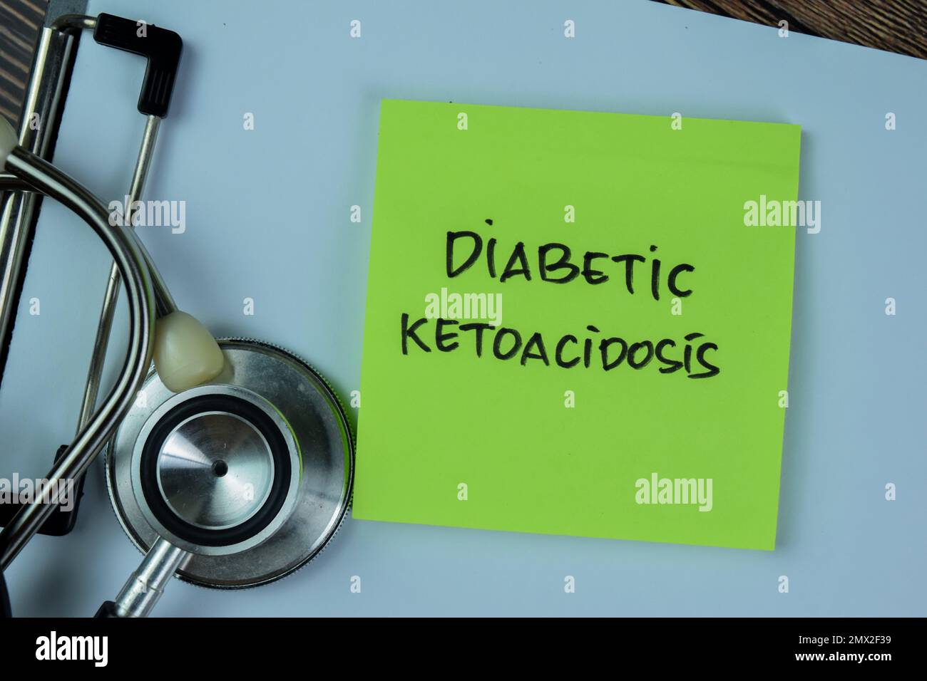 Concept d'acidocétose diabétique écrire sur des notes adhésives avec stéthoscope isolé sur une table en bois. Banque D'Images