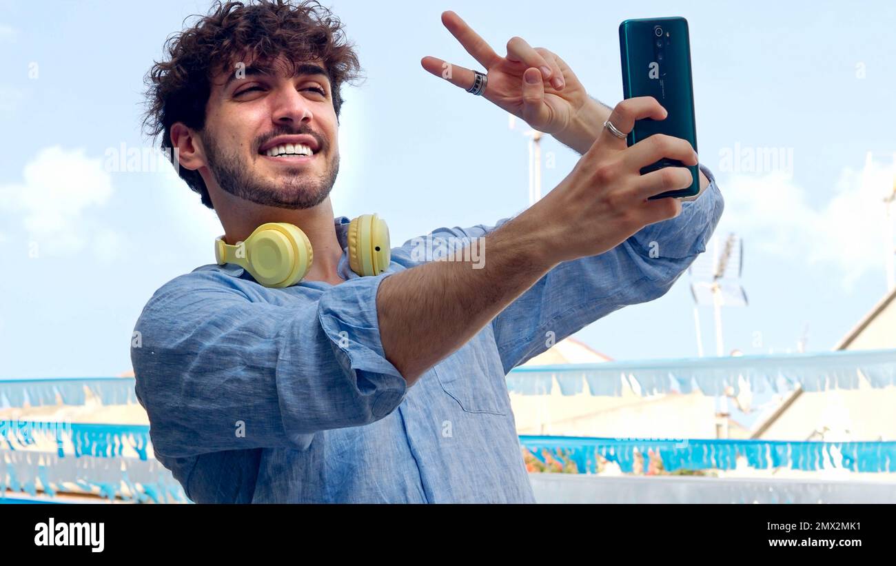 Jeune touriste qui fait un selfie avec un smartphone pendant les vacances en été Banque D'Images