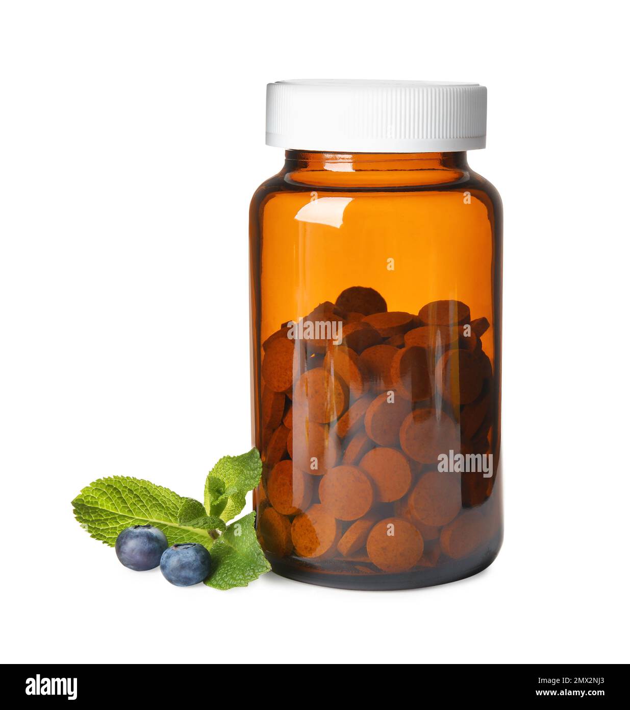 Bouteille de pilules de vitamines, menthe et bleuets sur fond blanc Banque D'Images