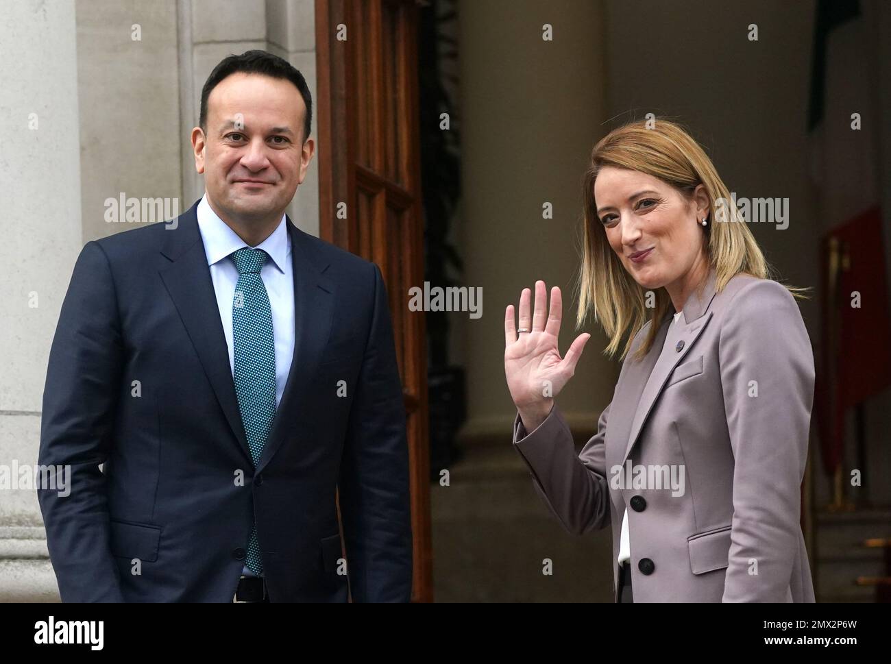 Taoiseach Leo Varadkar souhaite la bienvenue à la Présidente du Parlement européen, Roberta Metsola, dans les bâtiments gouvernementaux de Dublin, au cours de sa visite de deux jours en République d'Irlande. Date de la photo: Jeudi 2 février 2023. Banque D'Images