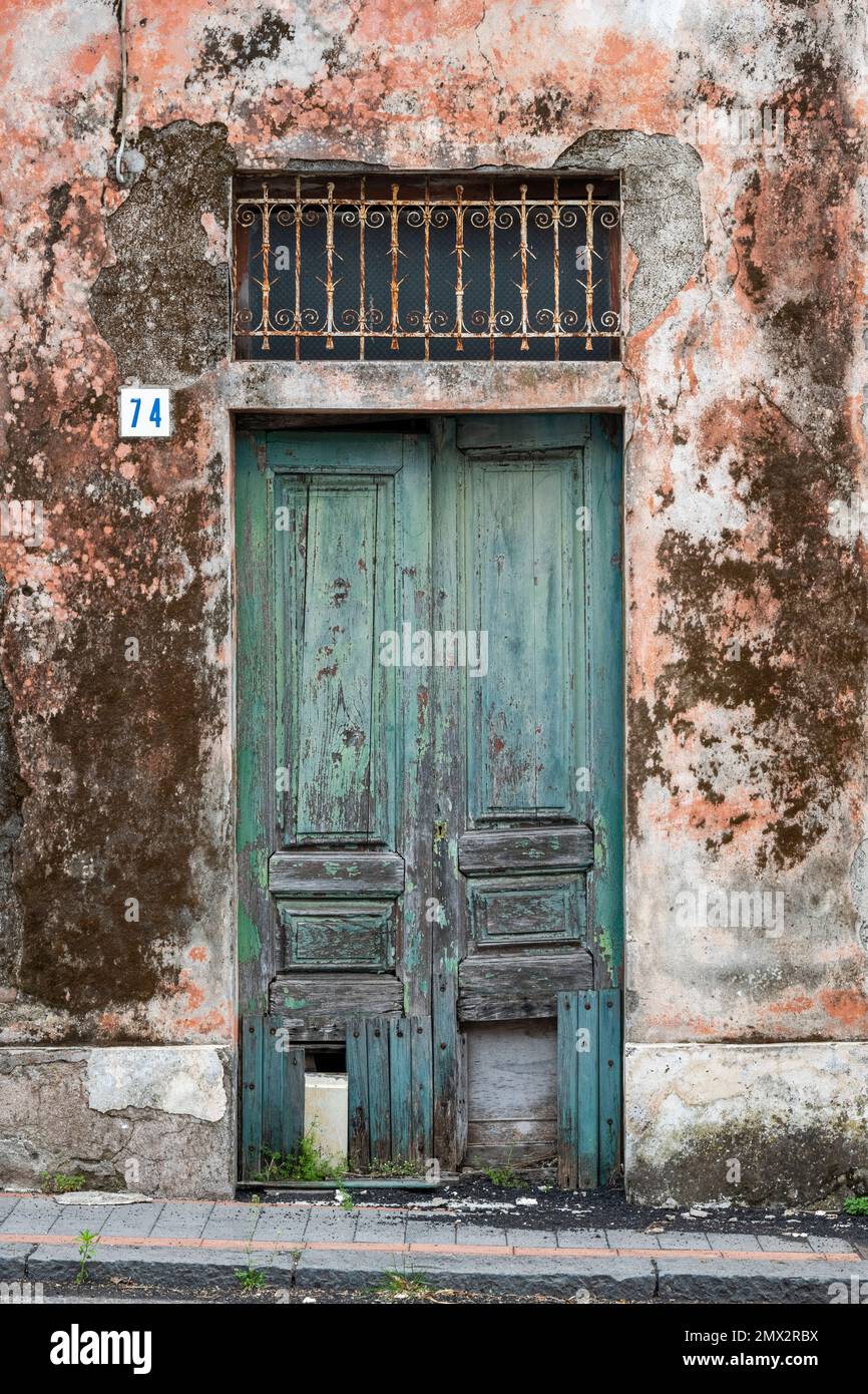 La façade d'une maison abandonnée dans un village de montagne sicilien Banque D'Images