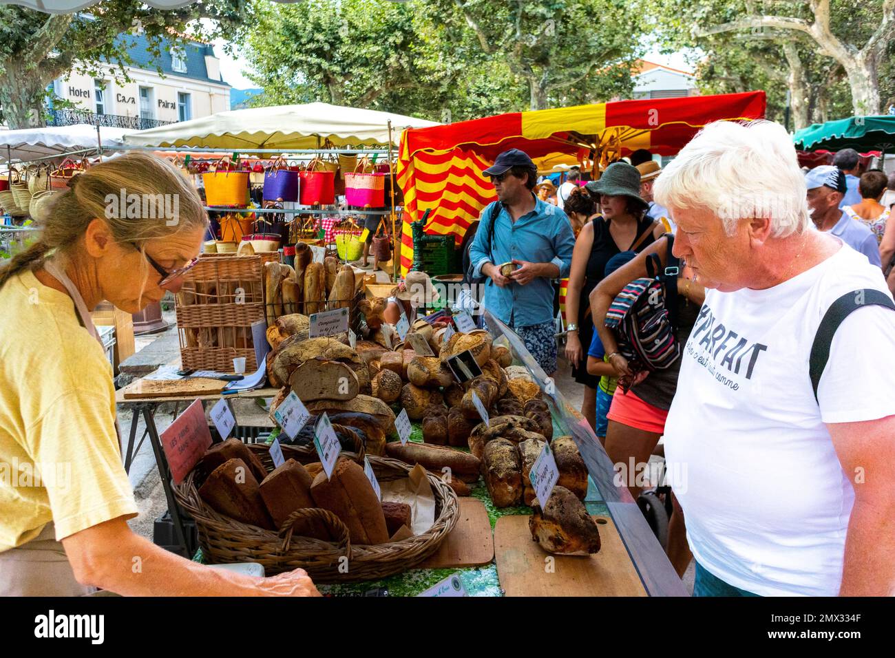 Collioure, France, (région de Perpignan), grande foule de gens, Shoppers Shopping at Outdoor French Market, Bakery Shop, pain, Street Scenes Banque D'Images