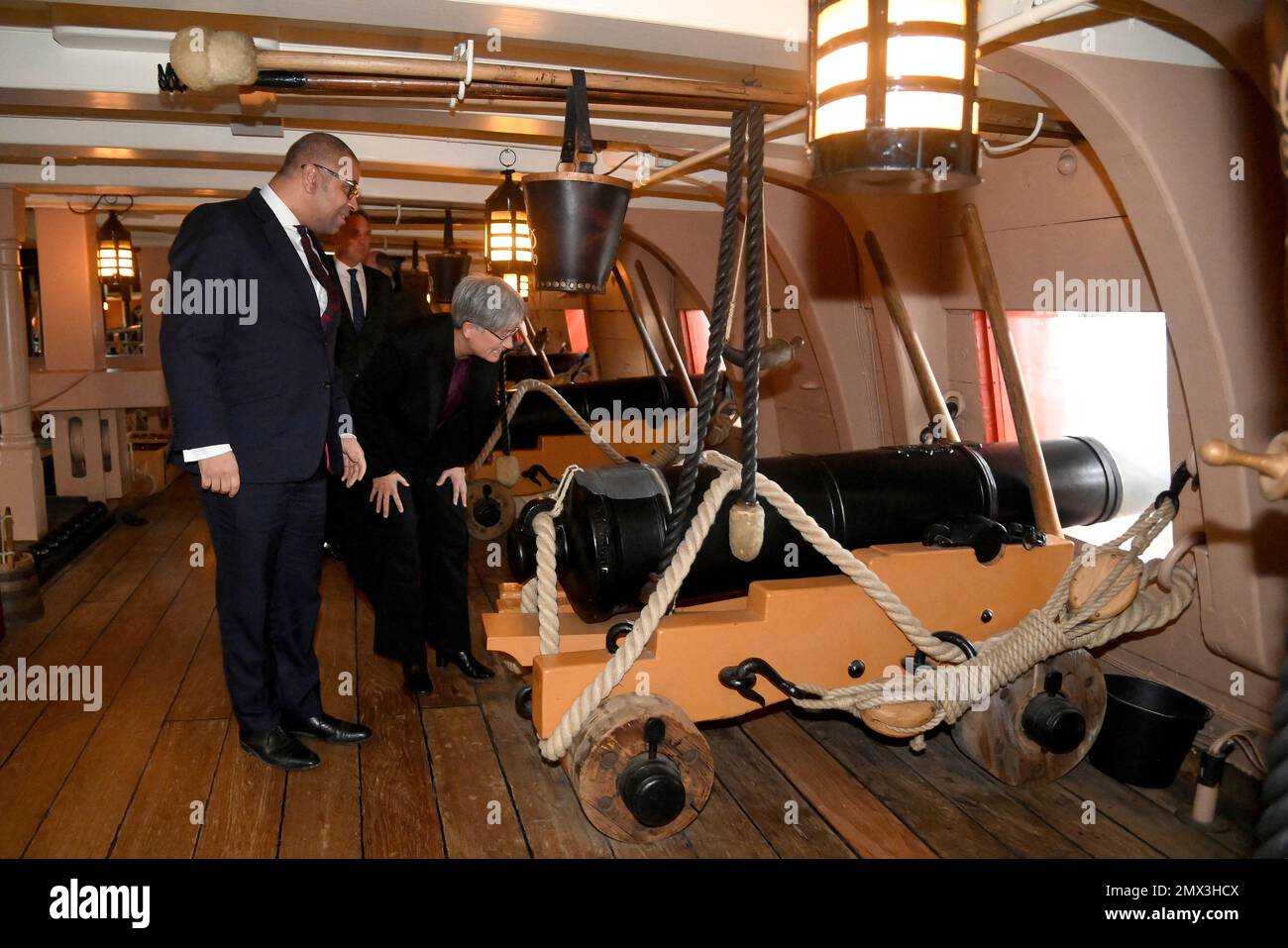 Le secrétaire aux Affaires étrangères James habilement et le sénateur Penny Wong, ministre australien des Affaires étrangères, voient un canon sur le pont d'armes de la victoire du HMS à Portsmouth. Date de la photo: Jeudi 2 février 2023. Banque D'Images