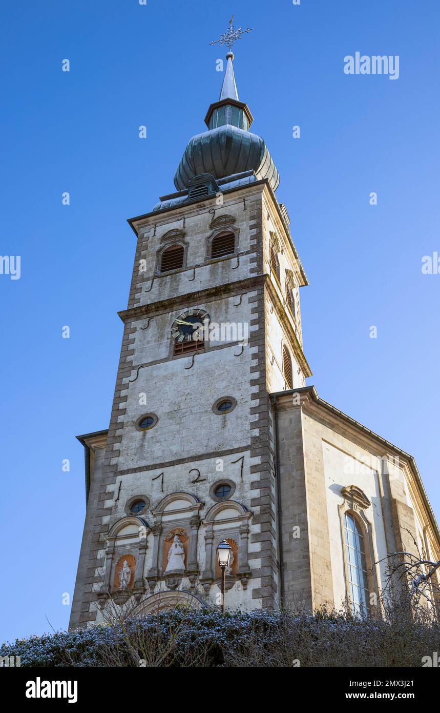 Europe, Luxembourg, Koerich, Église Saint-Remi sur la colline au-dessus du village Banque D'Images