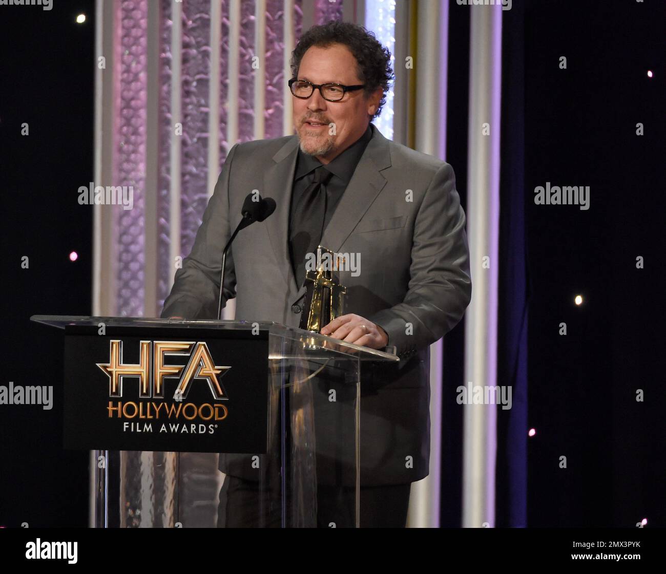 Jon Favreau accepts the Hollywood blockbuster award for "The Jungle Book" at the 20th annual Hollywood Film Awards at the Beverly Hilton Hotel on Sunday, Nov. 6, 2016, in Beverly Hills, Calif. (Photo by Chris Pizzello/Invision/AP) Banque D'Images