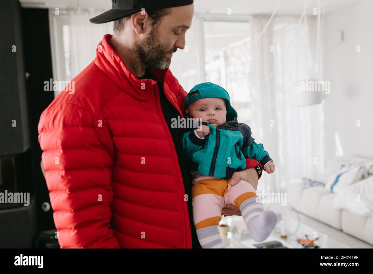 Father carrying baby Banque D'Images