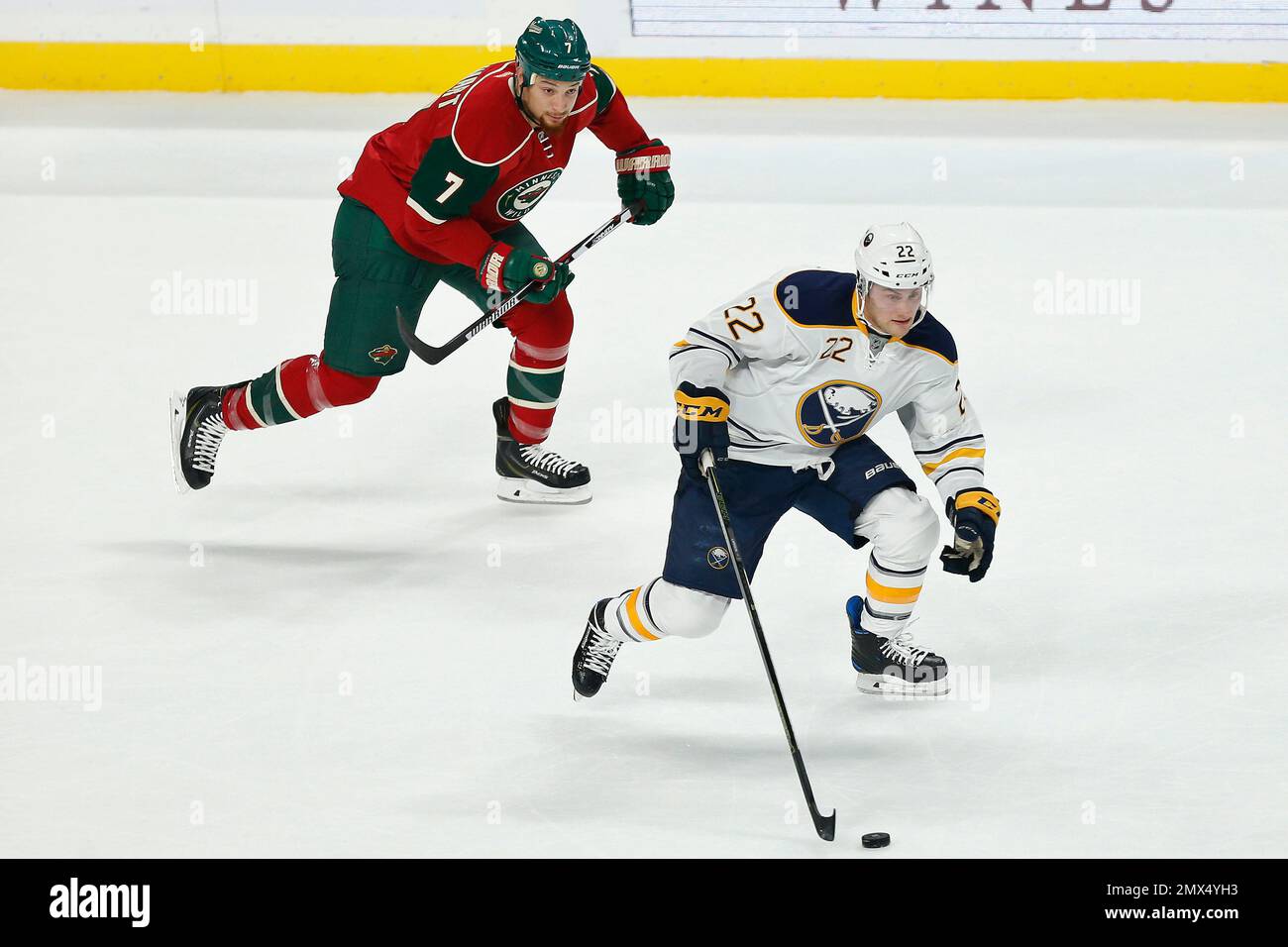 Buffalo Sabres' Johan Larsson, right, controls the puck against Minnesota Wild's Chris Stewart chases in the first period of an NHL hockey game Tuesday, Nov. 1, 2016, in St. Paul, Minn. (AP Photo/Stacy Bengs) Banque D'Images