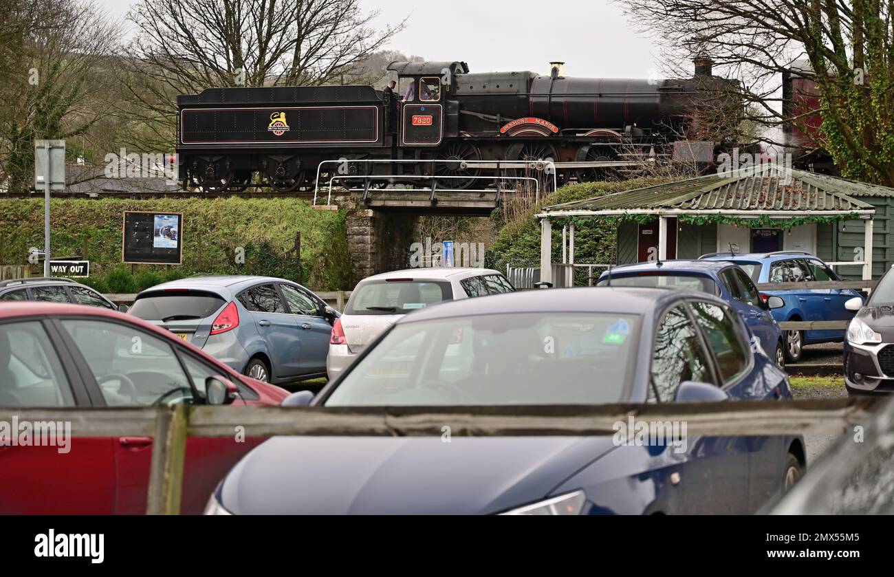 GWR Manor classe n° 7820 Dinmore Manor en passant par le parking Buckfastleigh du South Devon Railway pendant son Gala à vapeur d'hiver 2022-2023. Banque D'Images