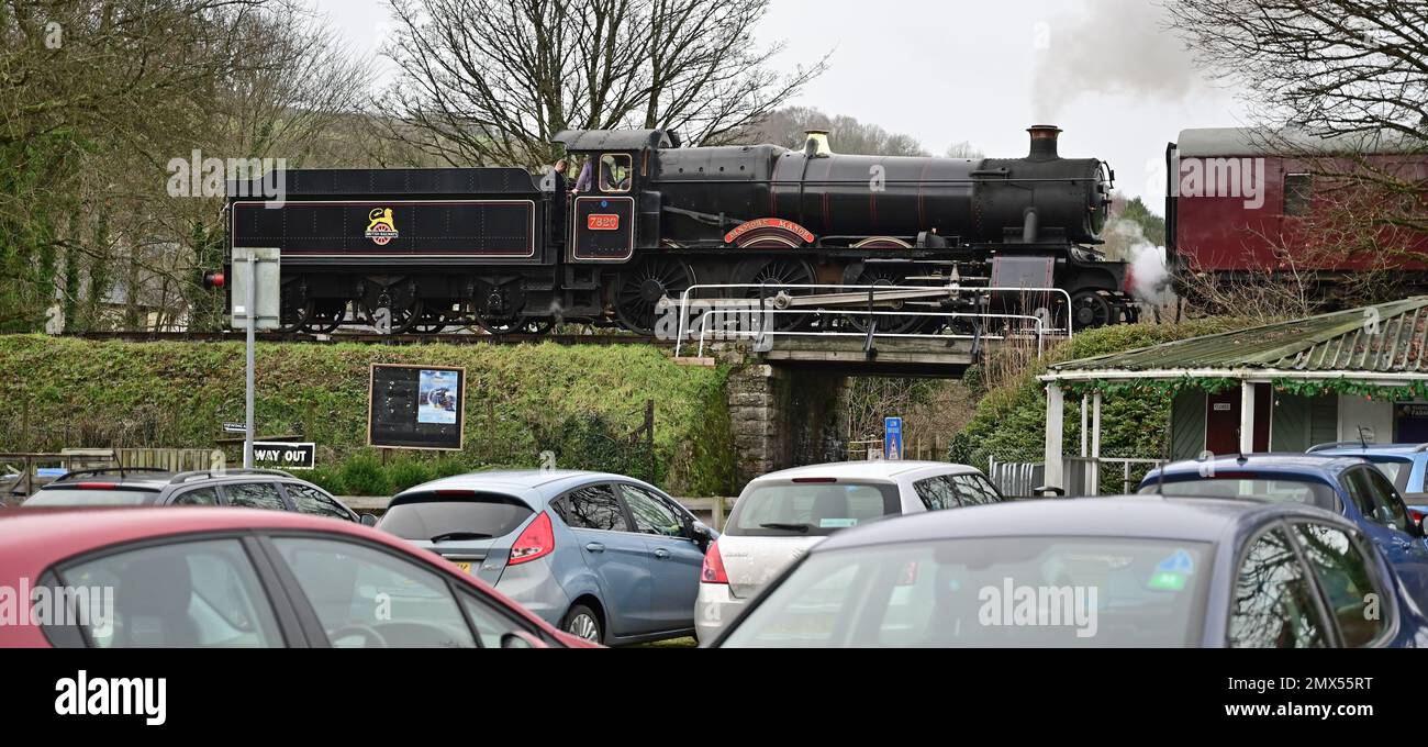 GWR Manor classe n° 7820 Dinmore Manor en passant par le parking Buckfastleigh du South Devon Railway pendant son Gala à vapeur d'hiver 2022-2023. Banque D'Images