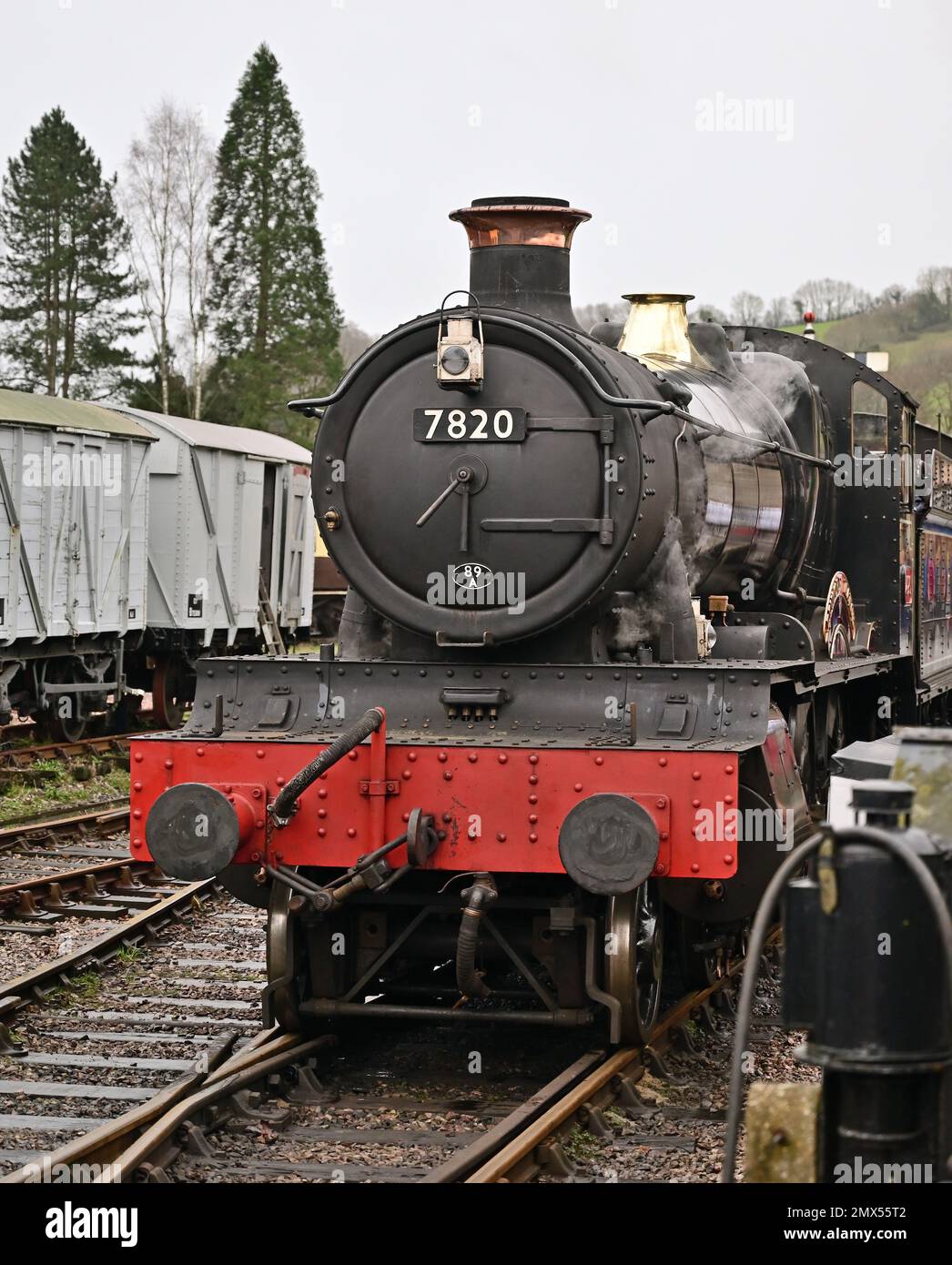 GWR Manor classe n° 7820 Dinmore Manor à la gare Buckfastleigh sur le South Devon Railway pendant son Gala à vapeur d'hiver 2022-2023. Banque D'Images