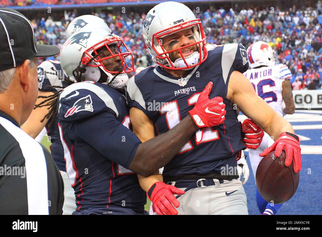New England Patriots' Julian Edelman (11) celebrates with LeGarrette Blount (29) after scoring a touchdown during the second half of an NFL football game against the Buffalo Bills Sunday, Oct. 30, 2016, in Orchard Park, N.Y. (AP Photo/Bill Wippert) Banque D'Images