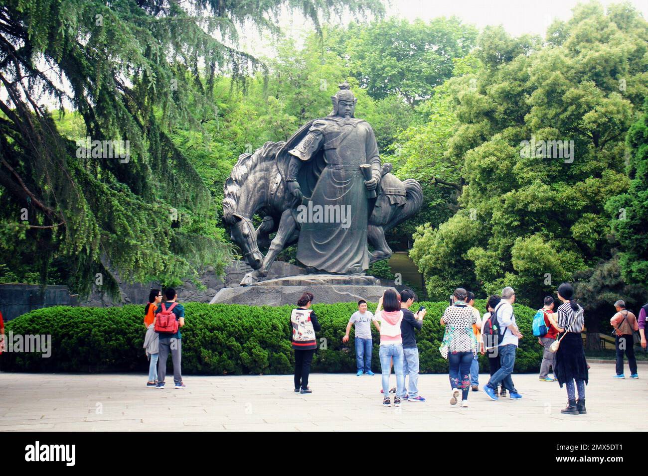 WUHAN, CHINE LE 22 AVRIL 2016 - (DOSSIER) Une statue de bronze commémorant le héros national Yue FEI est vue au parc de la Tour de la grue jaune dans la ville de Wuhan, Hubei Provid Banque D'Images