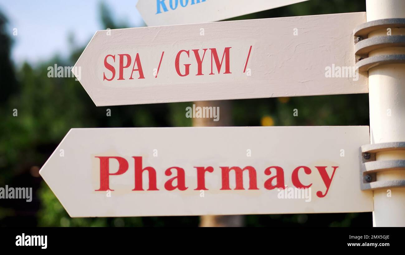 gros plan, panneaux indiquant où se trouve l'hôtel. La flèche indique la direction. Pointeur sur l'arrière-plan des palmiers. Photo de haute qualité Banque D'Images