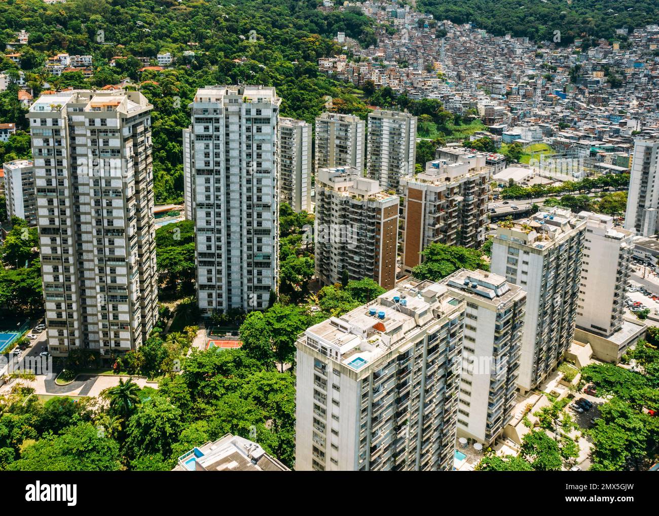 Vue aérienne de drone de luxueux condos à Sao Conrado contrastait avec la ville slum shanty de Rocinha à Rio de Janeiro, Brésil Banque D'Images