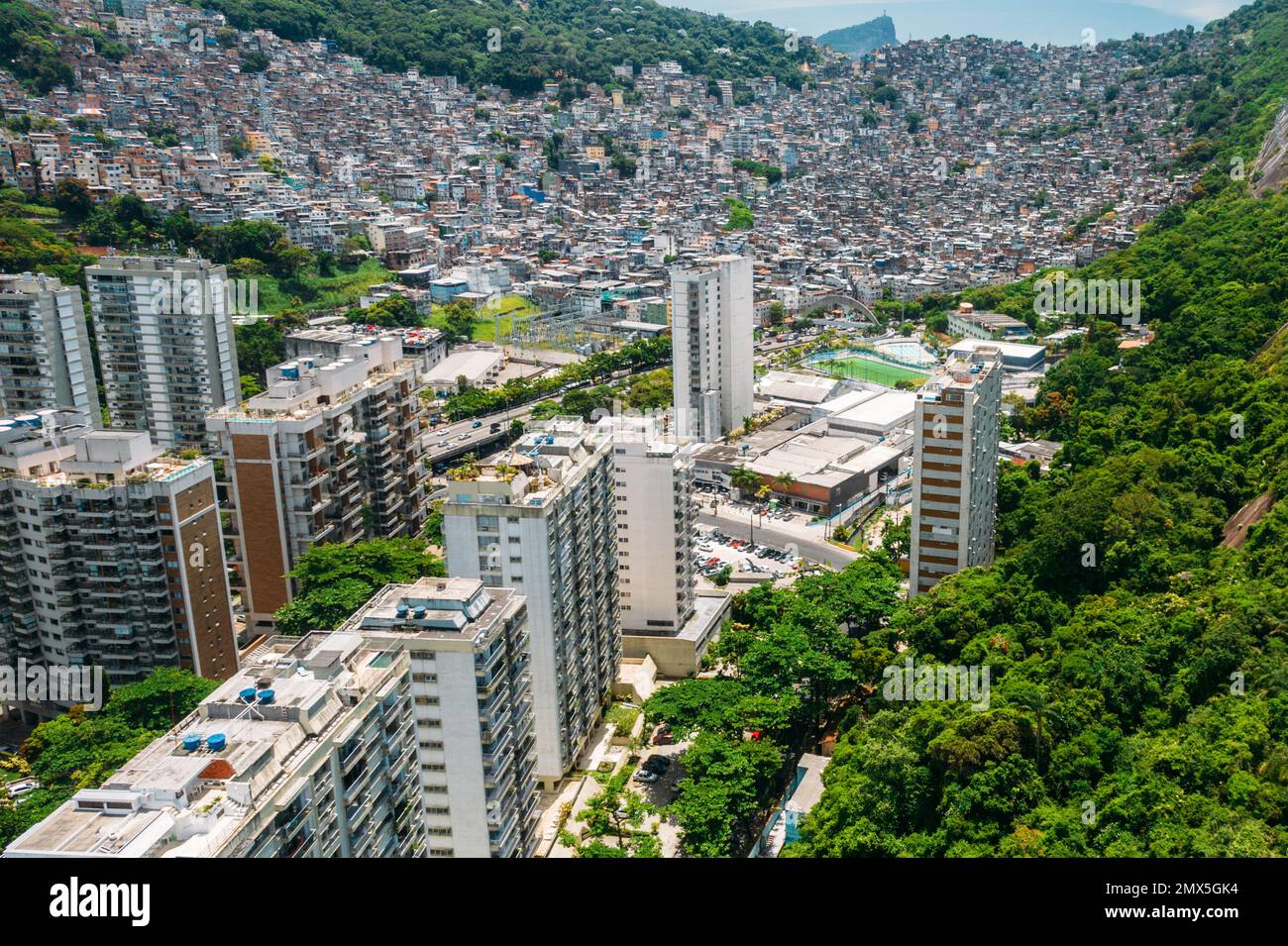 Vue aérienne de drone de luxueux condos à Sao Conrado contrastait avec la ville slum shanty de Rocinha à Rio de Janeiro, Brésil Banque D'Images