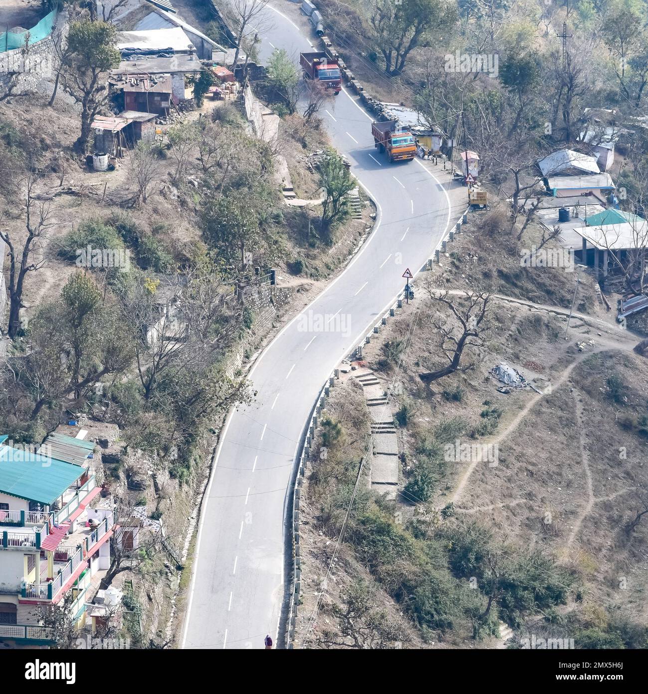 Vue aérienne du dessus des véhicules de circulation conduisant à la montagne routes à Nainital, Uttarakhand, Inde, vue du dessus de la montagne pour le mouvement de la tra Banque D'Images