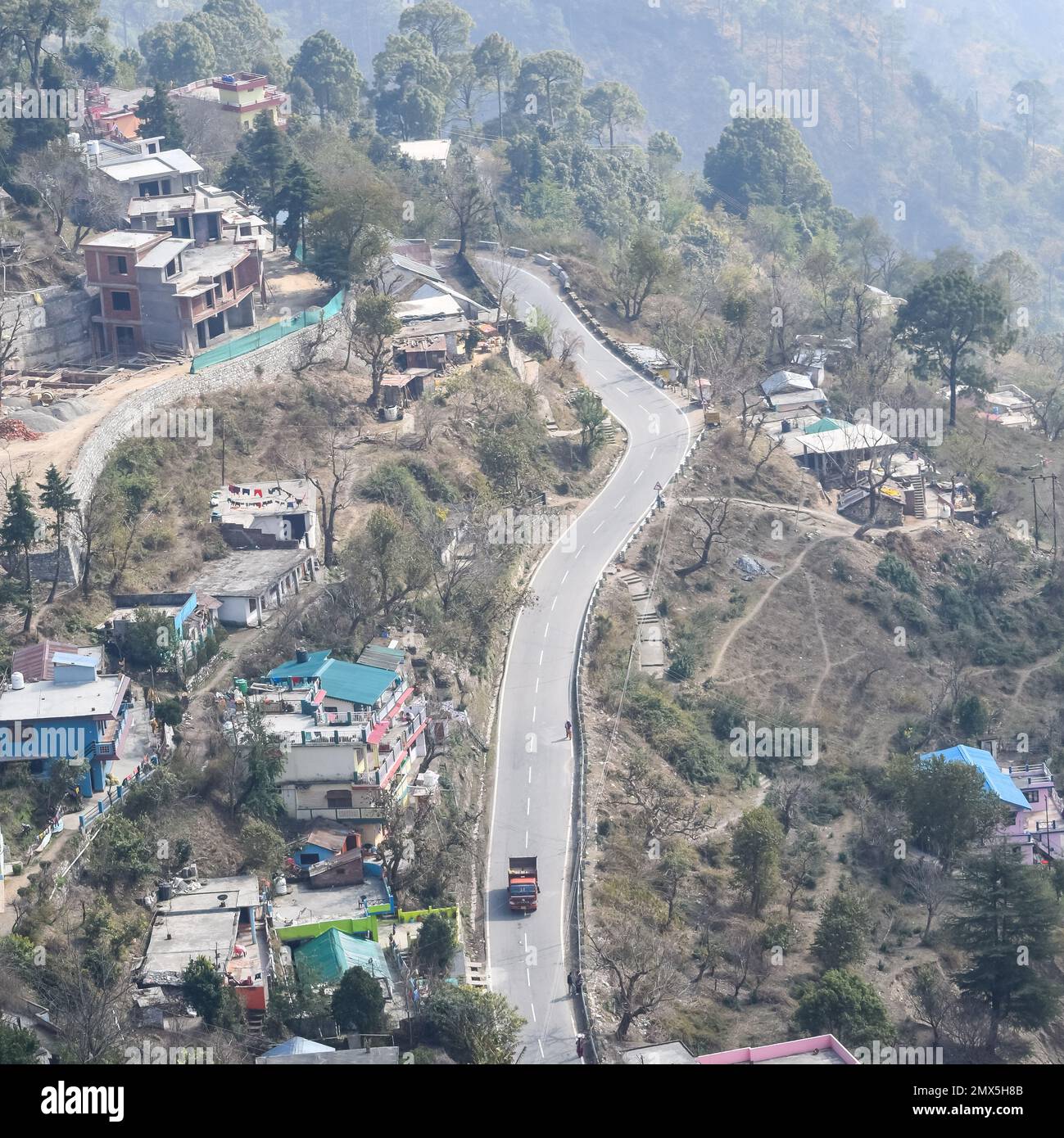 Vue aérienne du dessus des véhicules de circulation conduisant à la montagne routes à Nainital, Uttarakhand, Inde, vue du dessus de la montagne pour le mouvement de la tra Banque D'Images