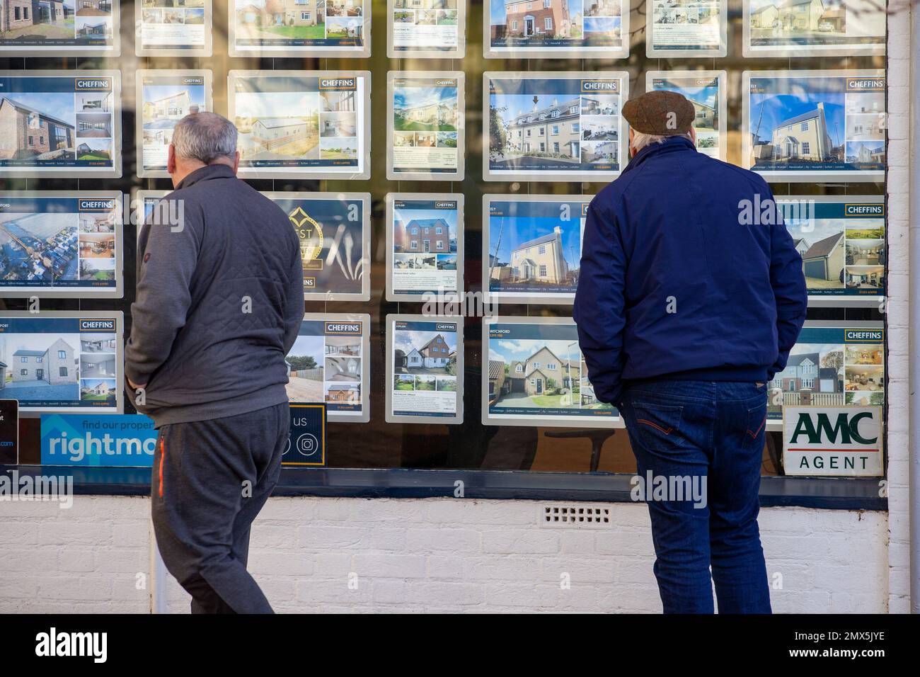 La photo datée de 2 février montre les gens regardant dans les fenêtres d'agents immobiliers à Ely, Cambs, le jeudi matin comme il est annoncé il y aura une autre inc Banque D'Images