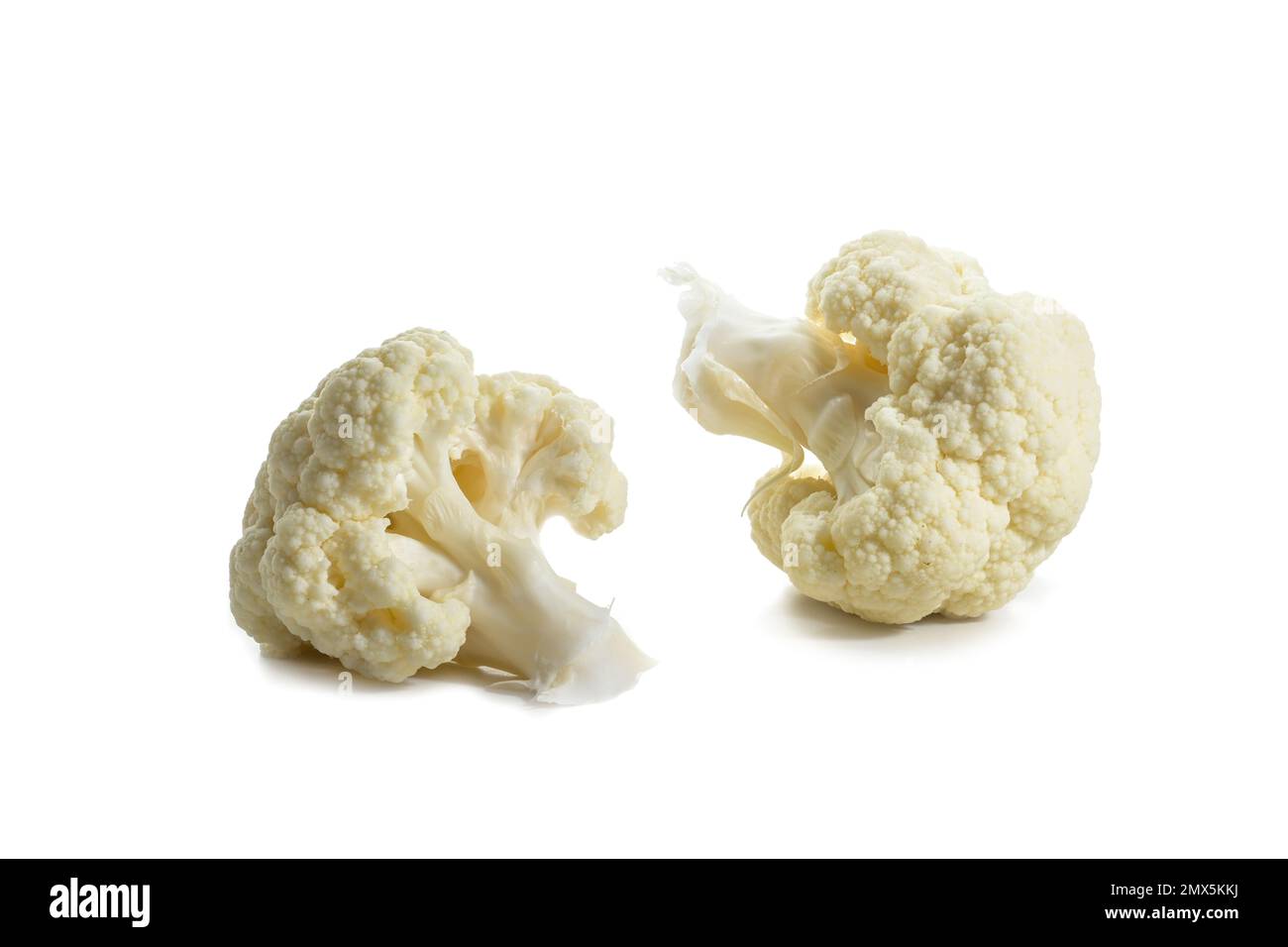 Deux morceaux ou fleurons de chou-fleur, ingrédient pour une cuisine saine avec des légumes, isolés sur fond blanc, espace de copie Banque D'Images