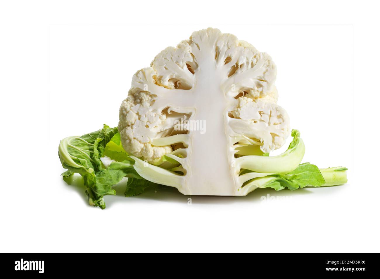 Chou-fleur à moitié cru avec quelques feuilles, légumes sains, ingrédient pour la cuisine végétarienne, isolé sur fond blanc, espace de copie Banque D'Images