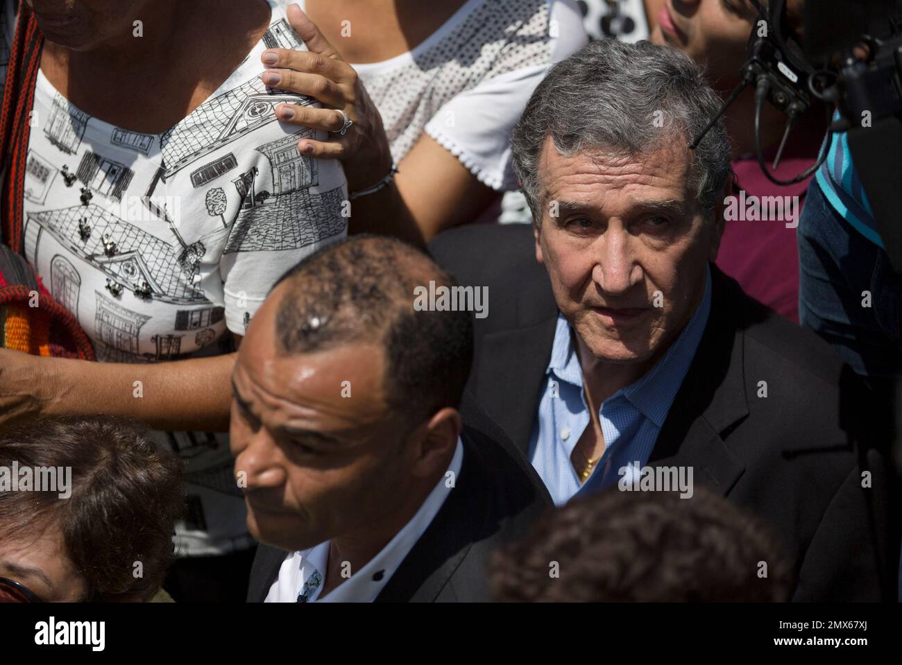 Brazil's former soccer coach Carlos Alberto Parreira, right, and former player Cafu attend the burial of late soccer great Carlos Alberto Torres in Rio de Janeiro, Brazil, Wednesday, Oct. 26, 2016. Torres, the captain of Brazil's World Cup-winning team in 1970 and scorer of one of the sport's most memorable goals, died on Tuesday. He was 72 and died of after a heart attack at his home in Rio de Janeiro. (AP Photo/Leo Correa) Banque D'Images
