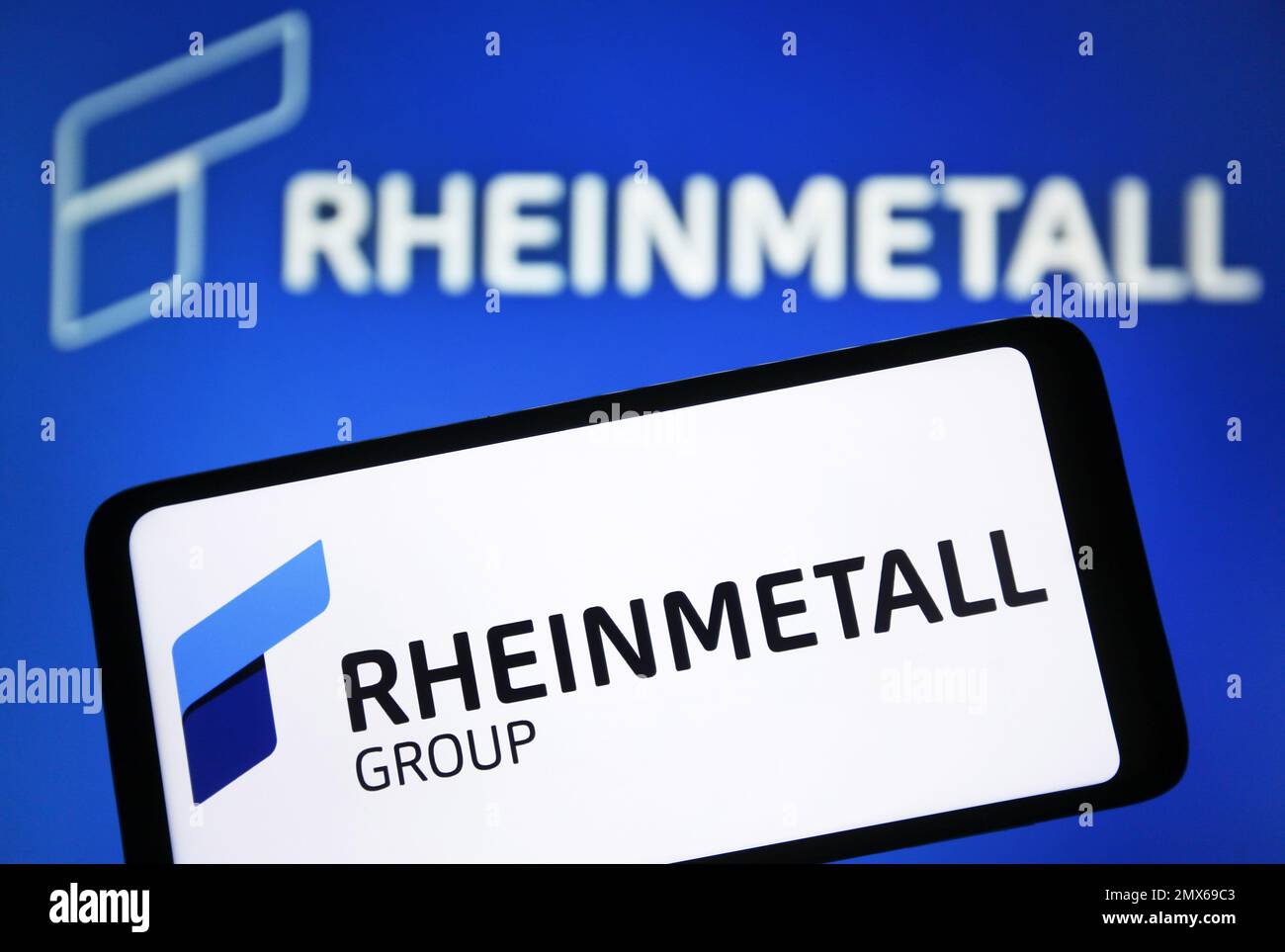 Dans cette illustration, le logo Rheinmetall AG est visible sur un smartphone et un écran de pc. Banque D'Images