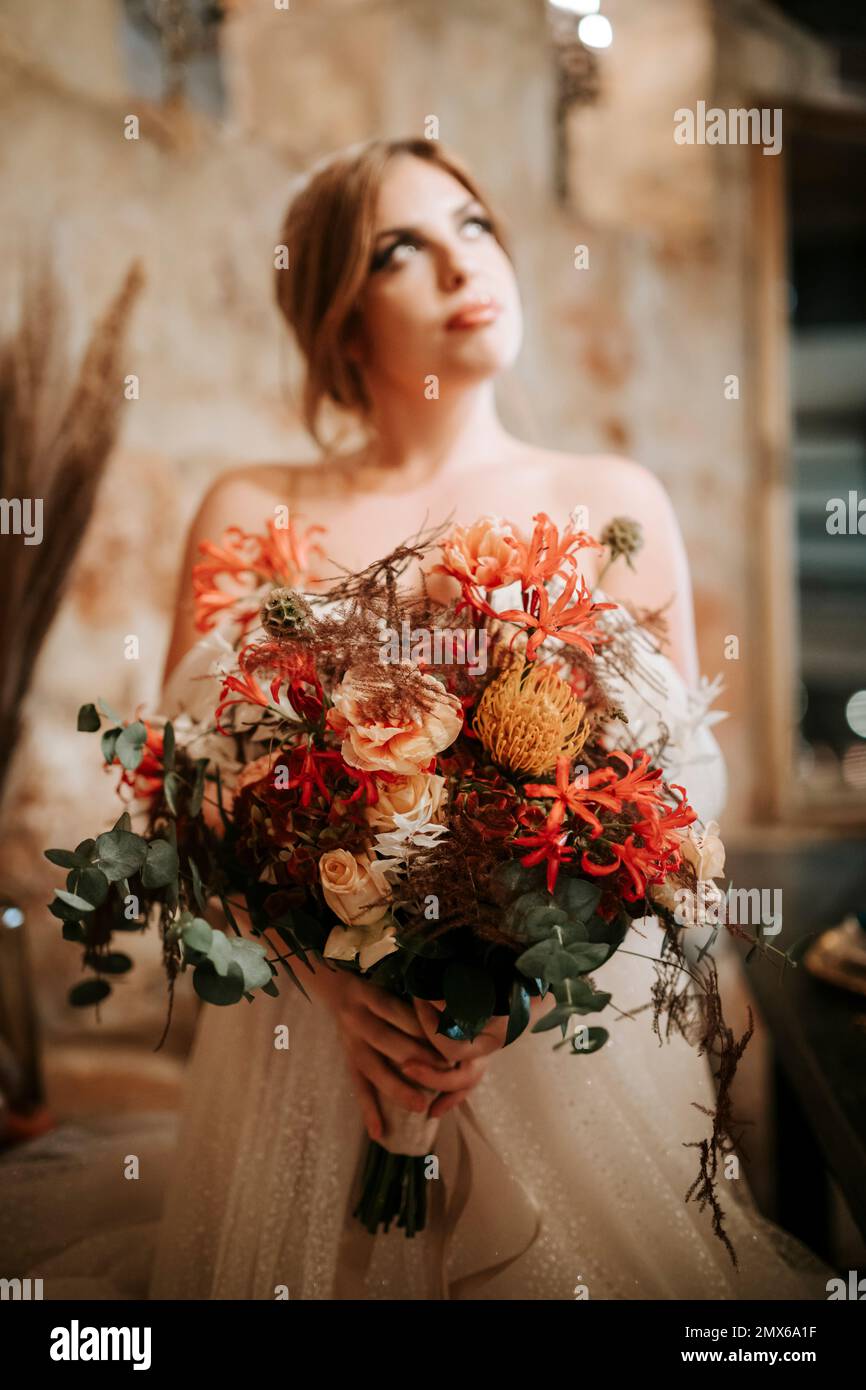 Portrait de la belle mariée avec un bouquet dans un cadre rustique Banque D'Images
